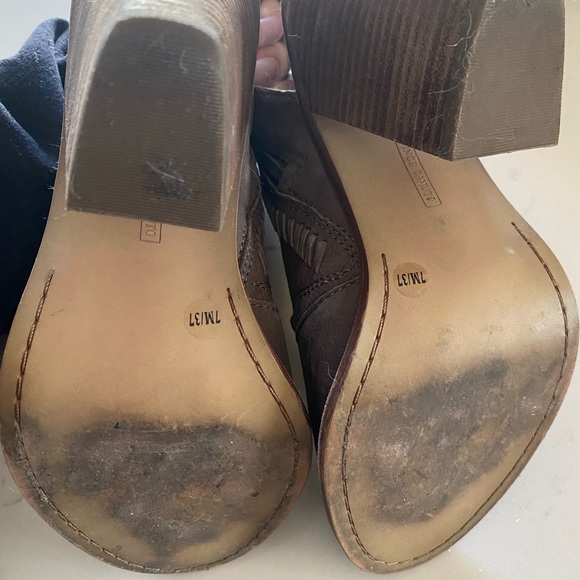 VINCE CAMUTO Women’s Dark Brown Karinta Ankle Bootie 7 - Picture 5 of 6